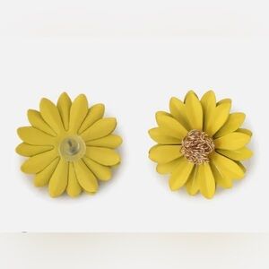 💫$10 add on. NEW Yellow Flower Earrings with gold studded centre